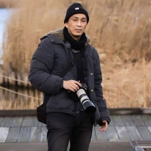 現場を歩く松岡つとむ